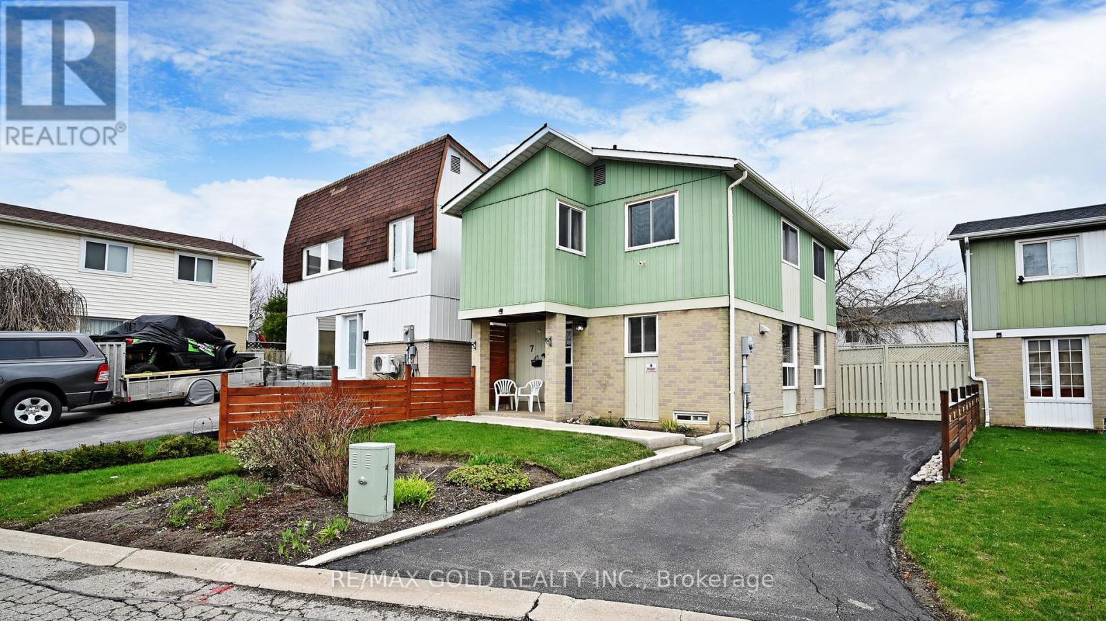 Property at 7 HAMLET COURT image 2