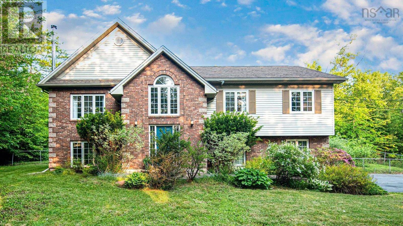 Property at 15 Brackendale Lane image 1