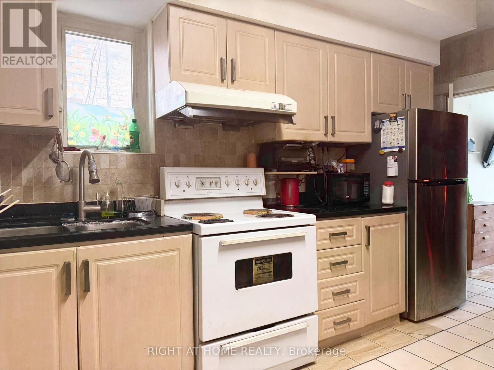 665 Ossington Avenue, Toronto, Ontario  M6G 3T6 - Photo 9 - C12278792