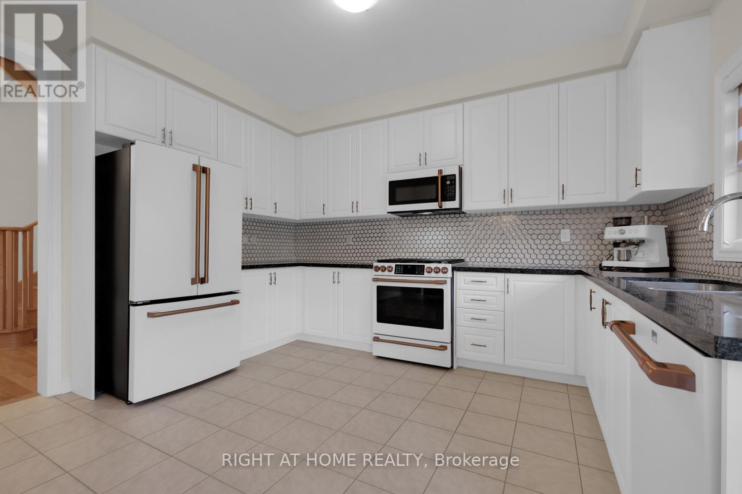 34 Valleo Street, Georgina, Ontario  L4P 0K1 - Photo 8 - N12289044