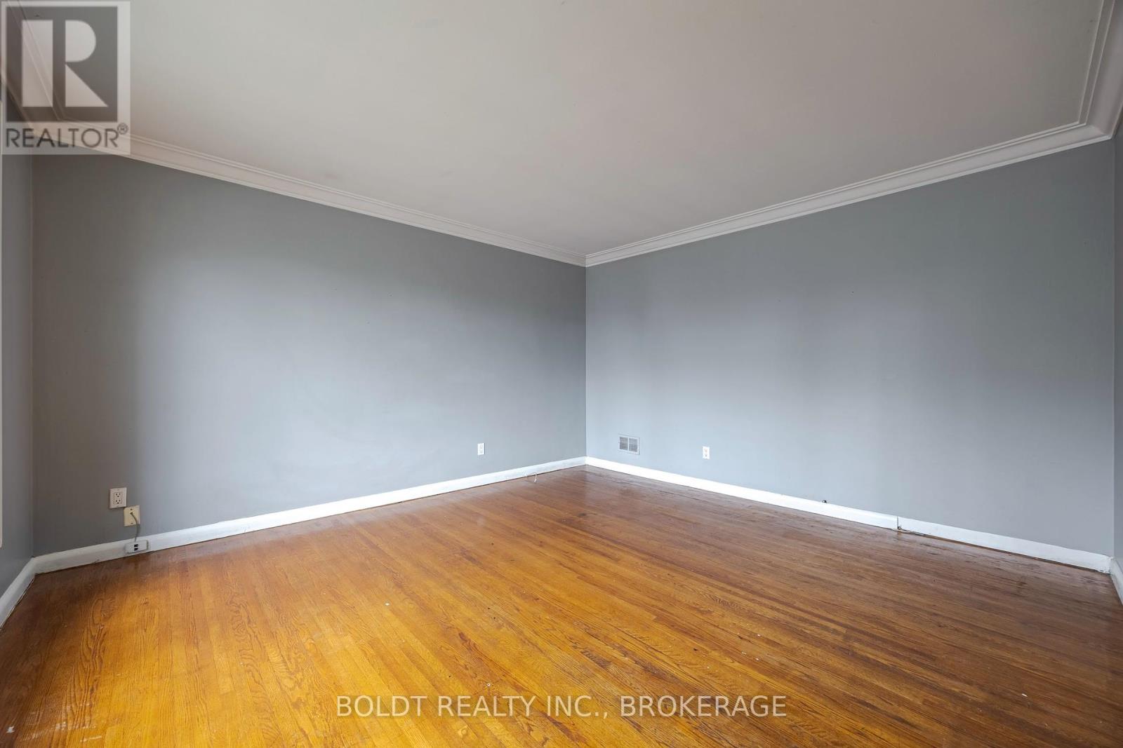 25 King Street, Thorold, Ontario  L2V 3T6 - Photo 4 - X12289136