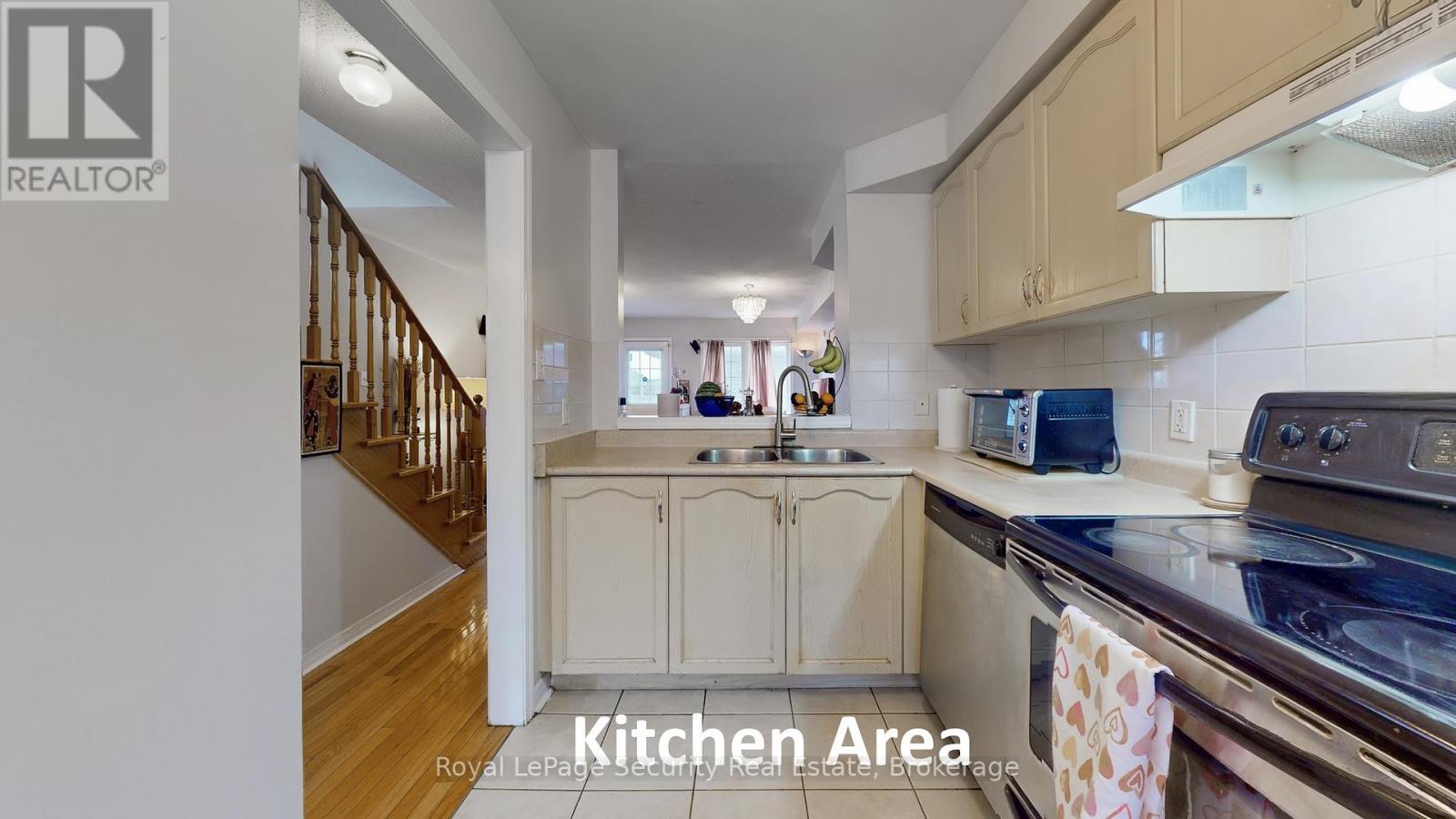 1017 Roselawn Avenue, Toronto, Ontario  M6B 4N1 - Photo 15 - W12289073