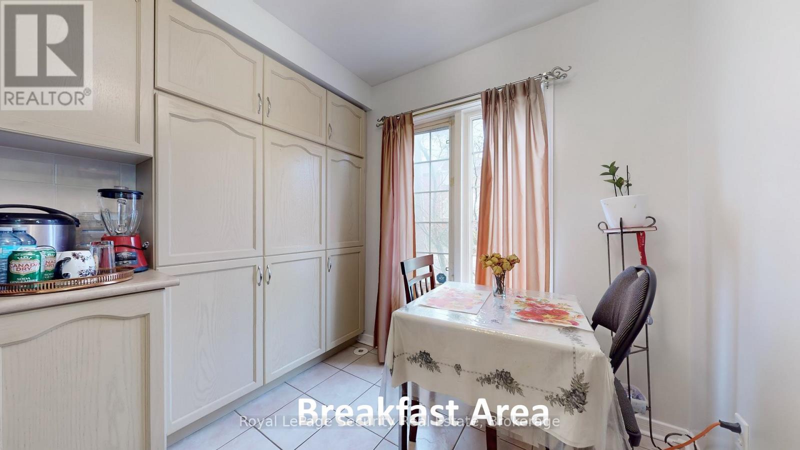 1017 Roselawn Avenue, Toronto, Ontario  M6B 4N1 - Photo 18 - W12289073