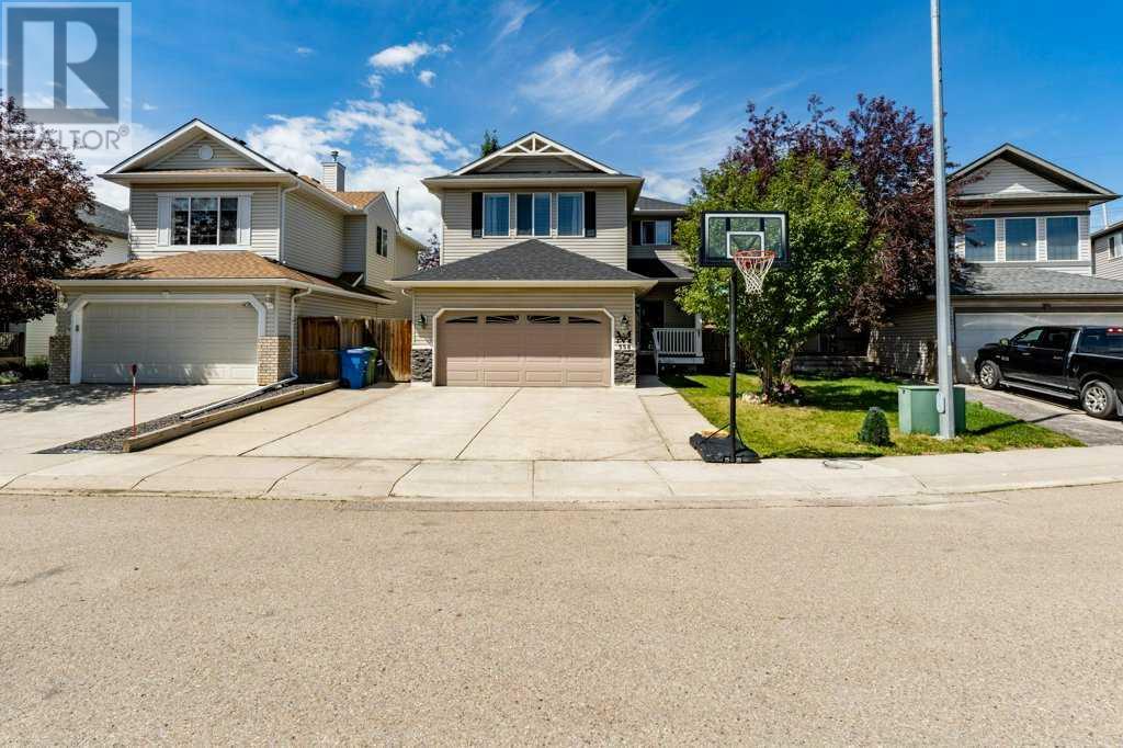 558 Fairways Crescent Nw, Airdrie, Alberta  T4B 2B7 - Photo 2 - A2240444