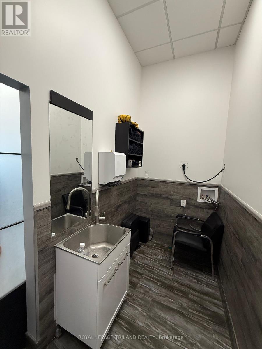 102 - 1215 Fanshawe Park Road, London North, Ontario  N6G 0R9 - Photo 8 - X12289278