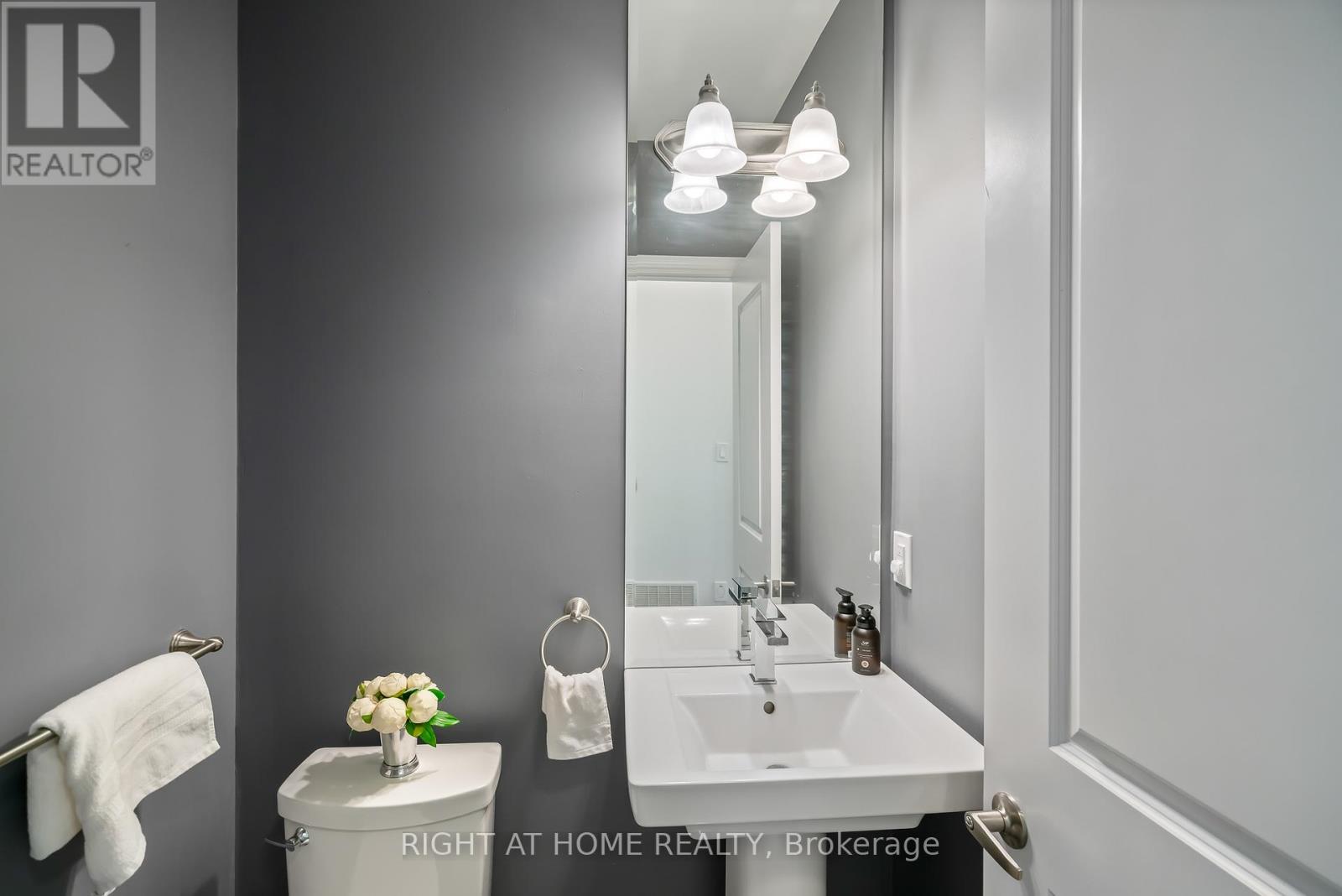 7 Windsor Circle, Niagara-On-The-Lake, Ontario  L0S 1J0 - Photo 8 - X12289100
