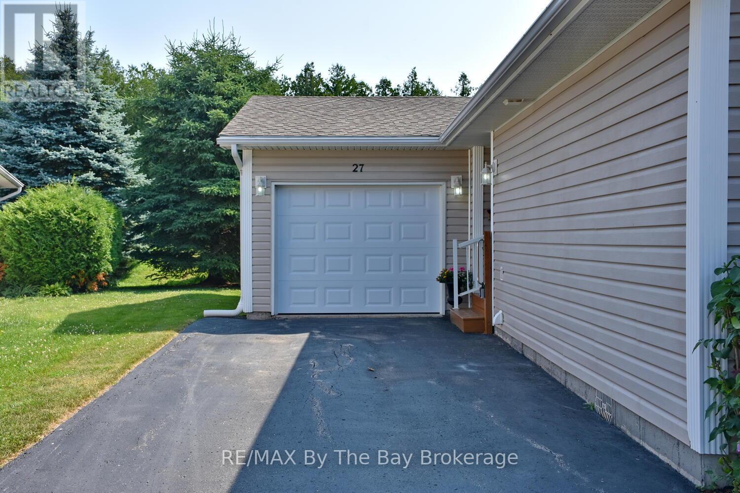 27 Pennsylvania Avenue, Wasaga Beach, Ontario  L9Z 3A8 - Photo 2 - S12274404