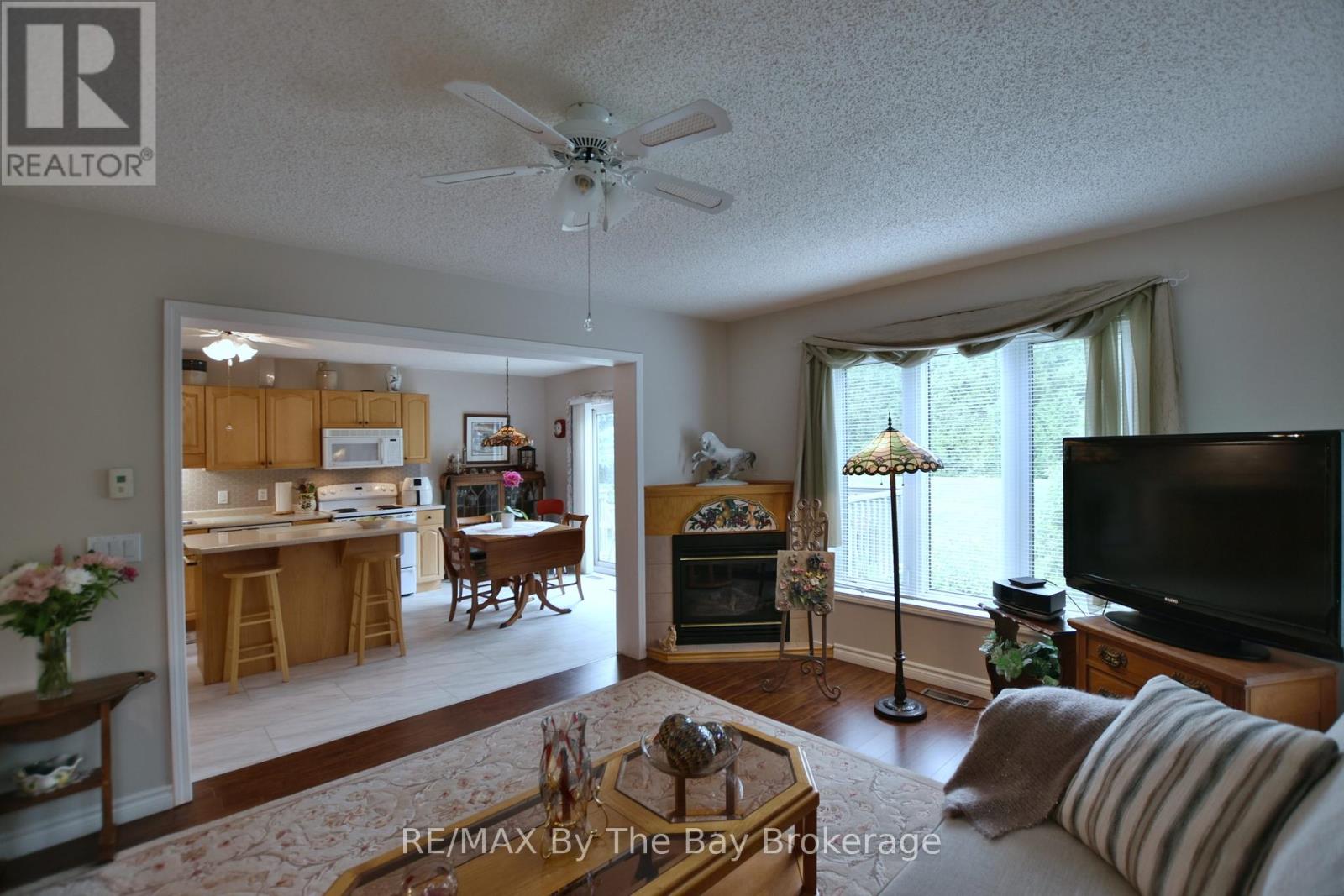 27 Pennsylvania Avenue, Wasaga Beach, Ontario  L9Z 3A8 - Photo 6 - S12274404