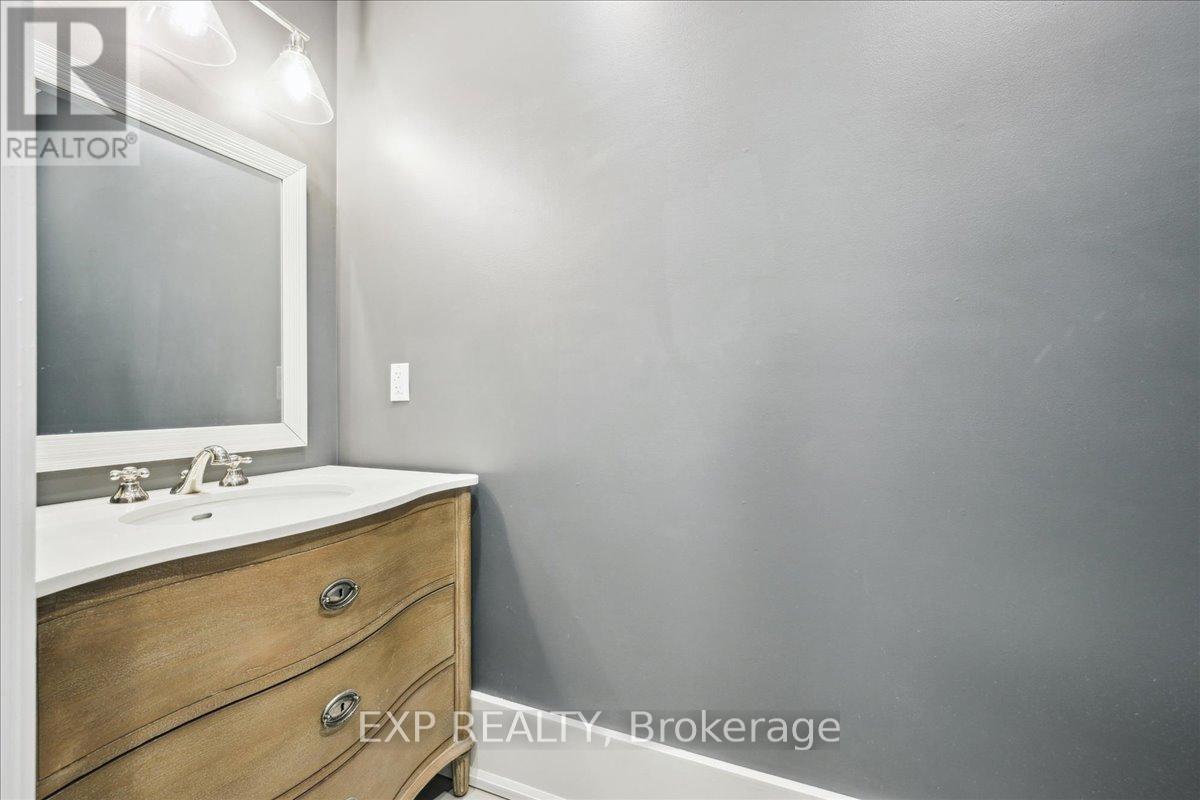 528 Wellington Crescent, Oakville, Ontario  L6L 4X5 - Photo 11 - W12289376