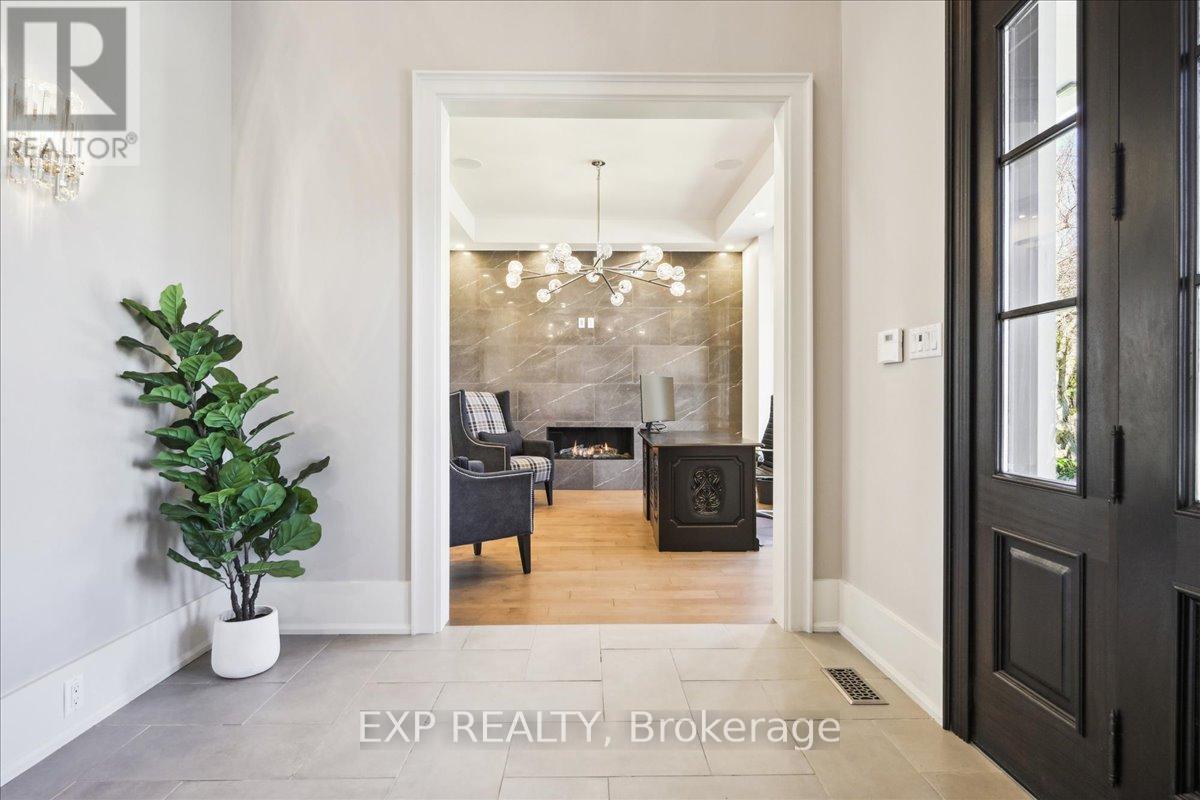 528 Wellington Crescent, Oakville, Ontario  L6L 4X5 - Photo 6 - W12289376