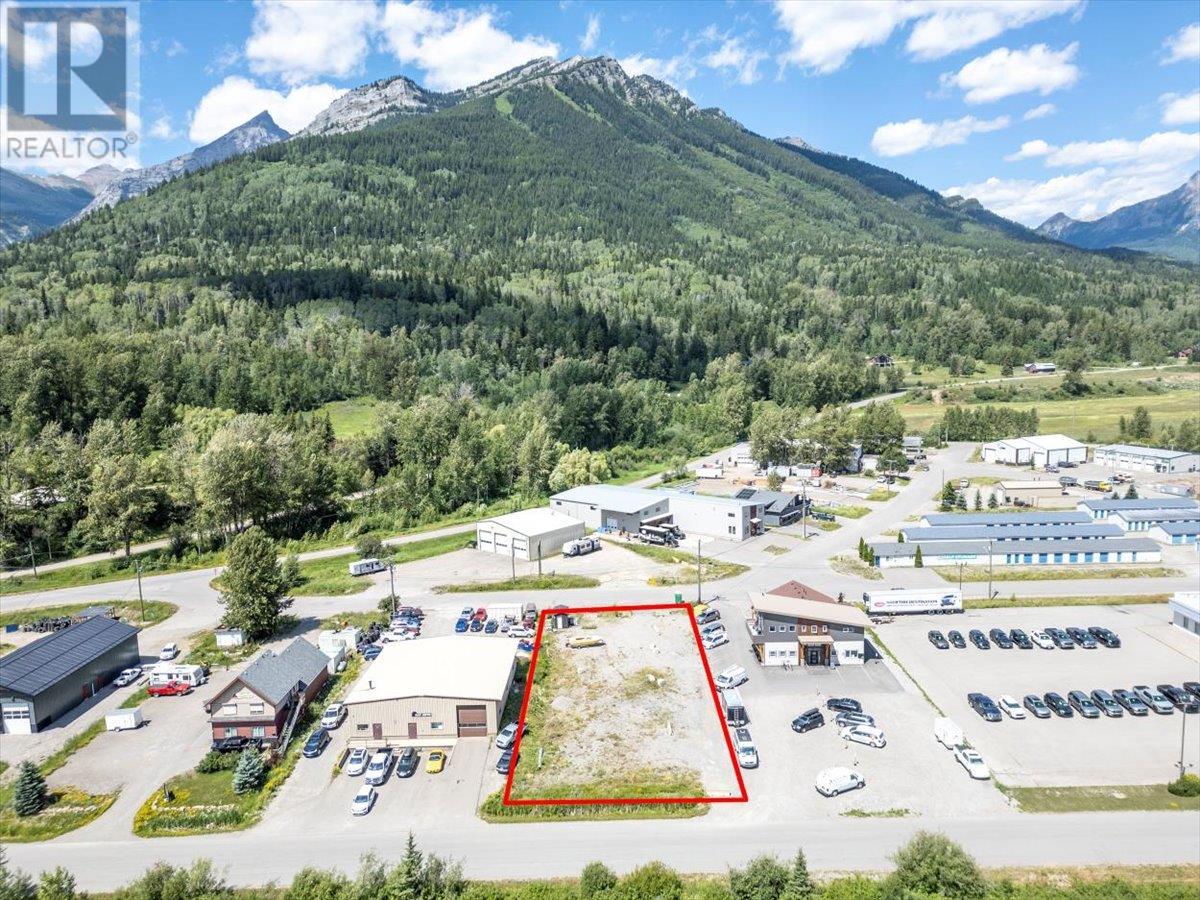 10 Manitou Road, Fernie, British Columbia  V0B 1M0 - Photo 1 - 10356315