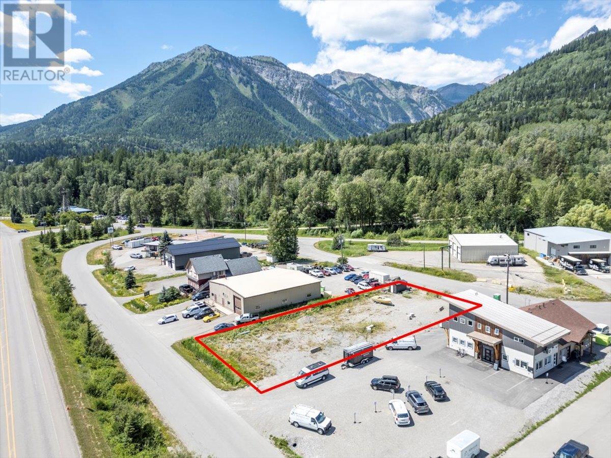 10 Manitou Road, Fernie, British Columbia  V0B 1M0 - Photo 2 - 10356315