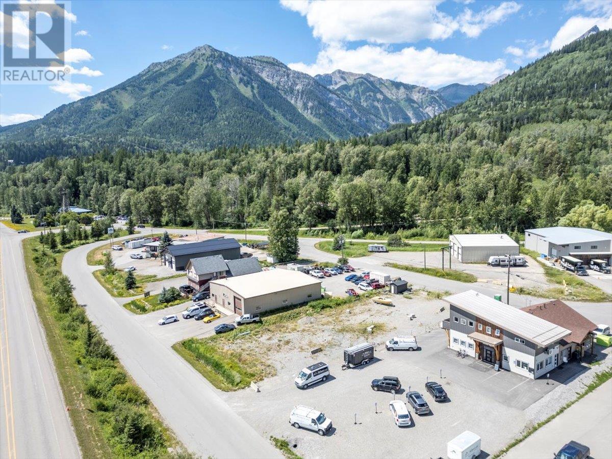 10 Manitou Road, Fernie, British Columbia  V0B 1M0 - Photo 3 - 10356315