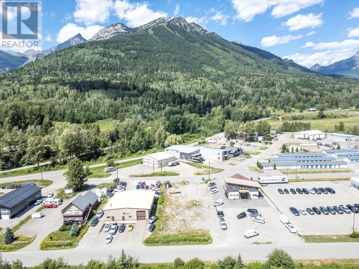 10 Manitou Road, Fernie, British Columbia  V0B 1M0 - Photo 4 - 10356315