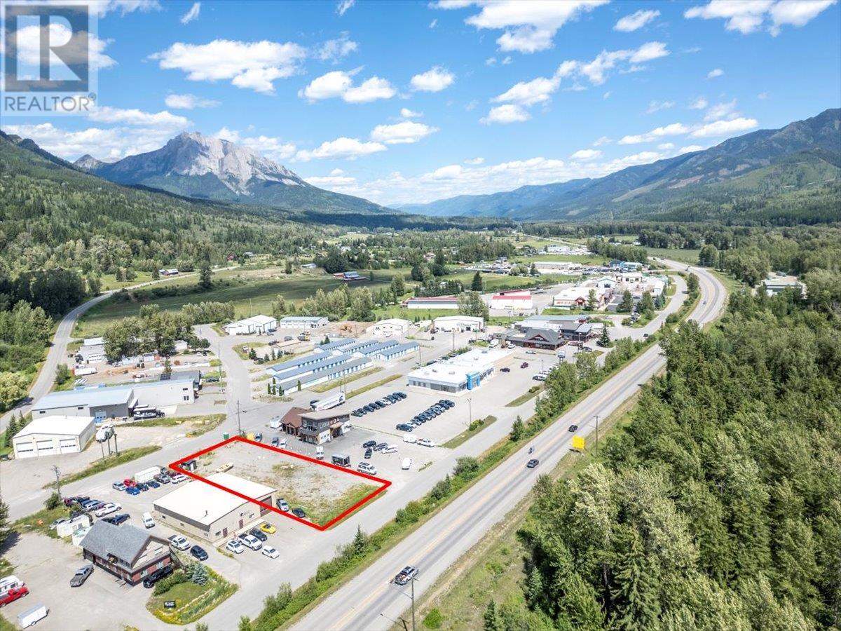 10 Manitou Road, Fernie, British Columbia  V0B 1M0 - Photo 5 - 10356315