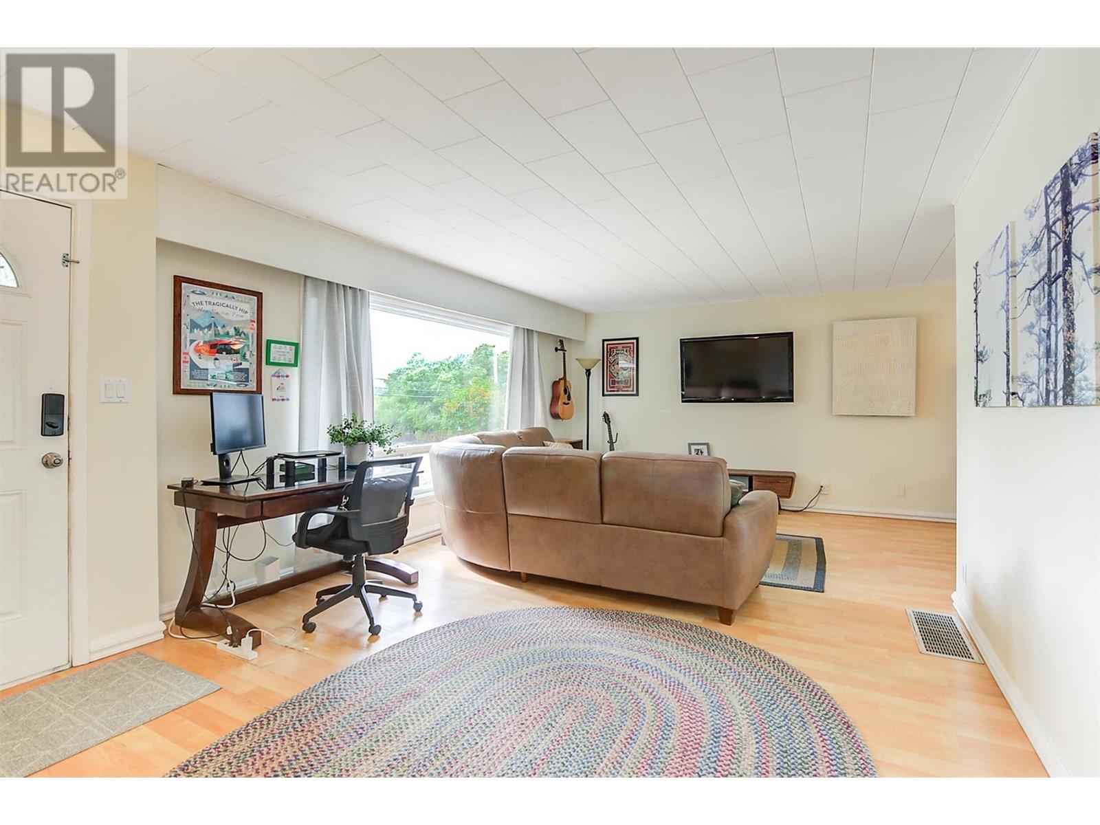 Property at 184 Snowsell Street N image 3