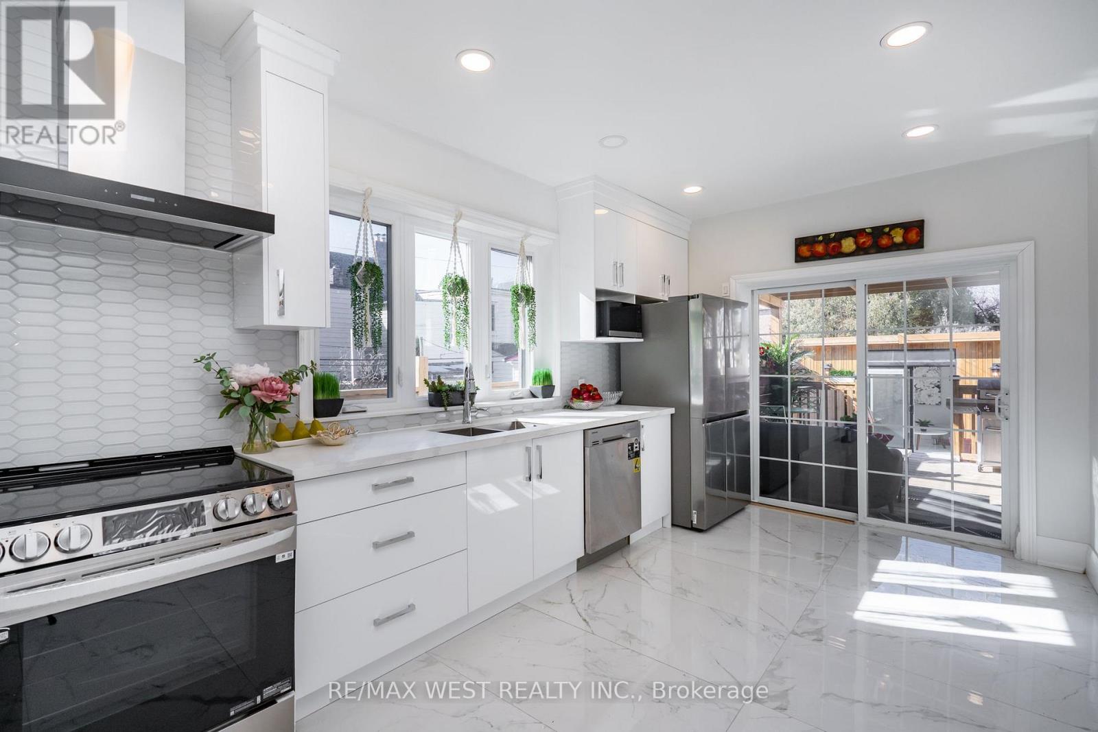 540 Dufferin Street, Toronto (Little Portugal), Ontario  M6K 2A7 - Photo 16 - C12289666