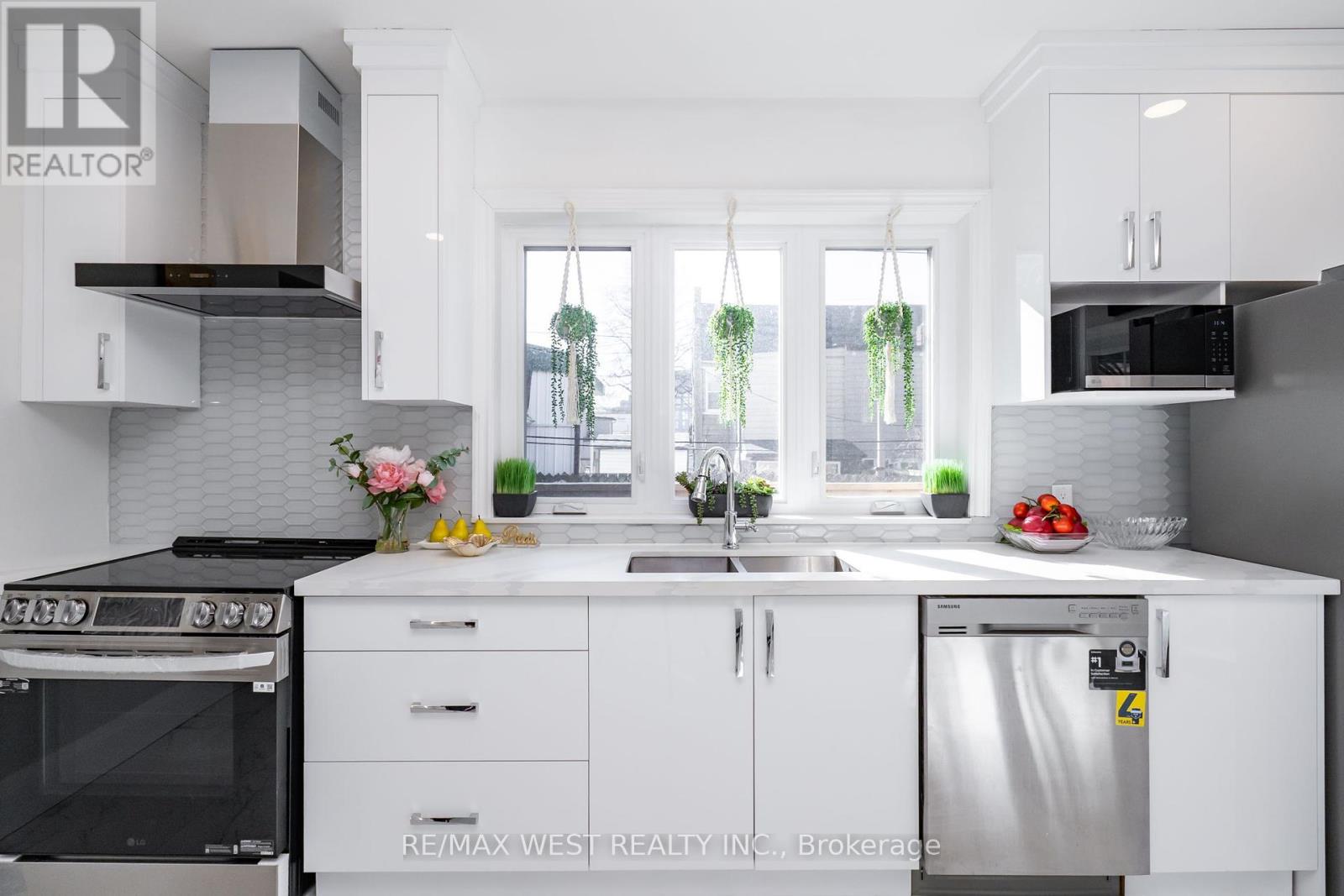 540 Dufferin Street, Toronto (Little Portugal), Ontario  M6K 2A7 - Photo 17 - C12289666