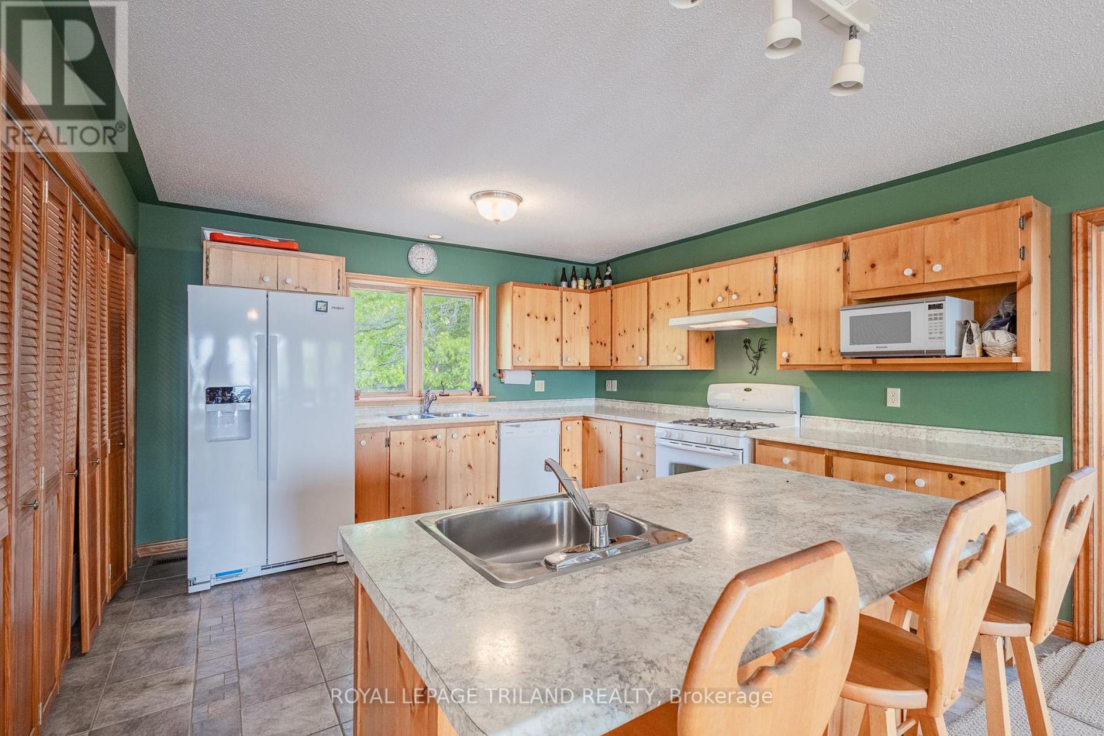 9856 Huron Place, Lambton Shores, Ontario  N0M 1T0 - Photo 21 - X12265405