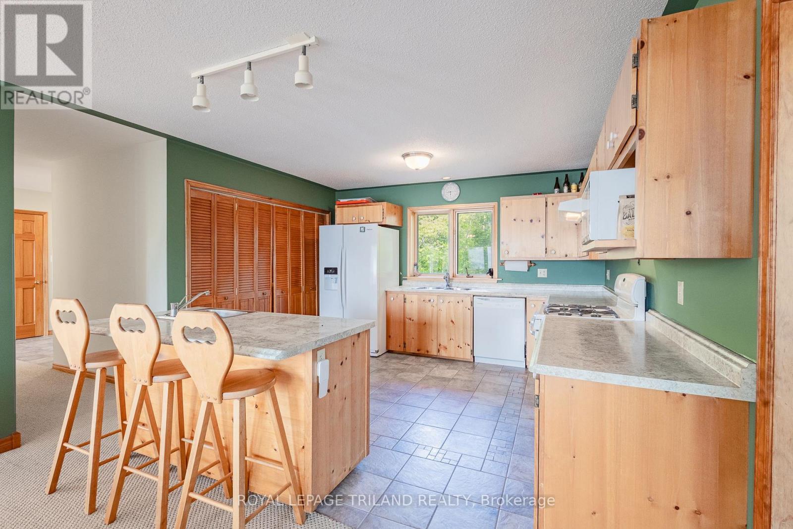 9856 Huron Place, Lambton Shores, Ontario  N0M 1T0 - Photo 22 - X12265405