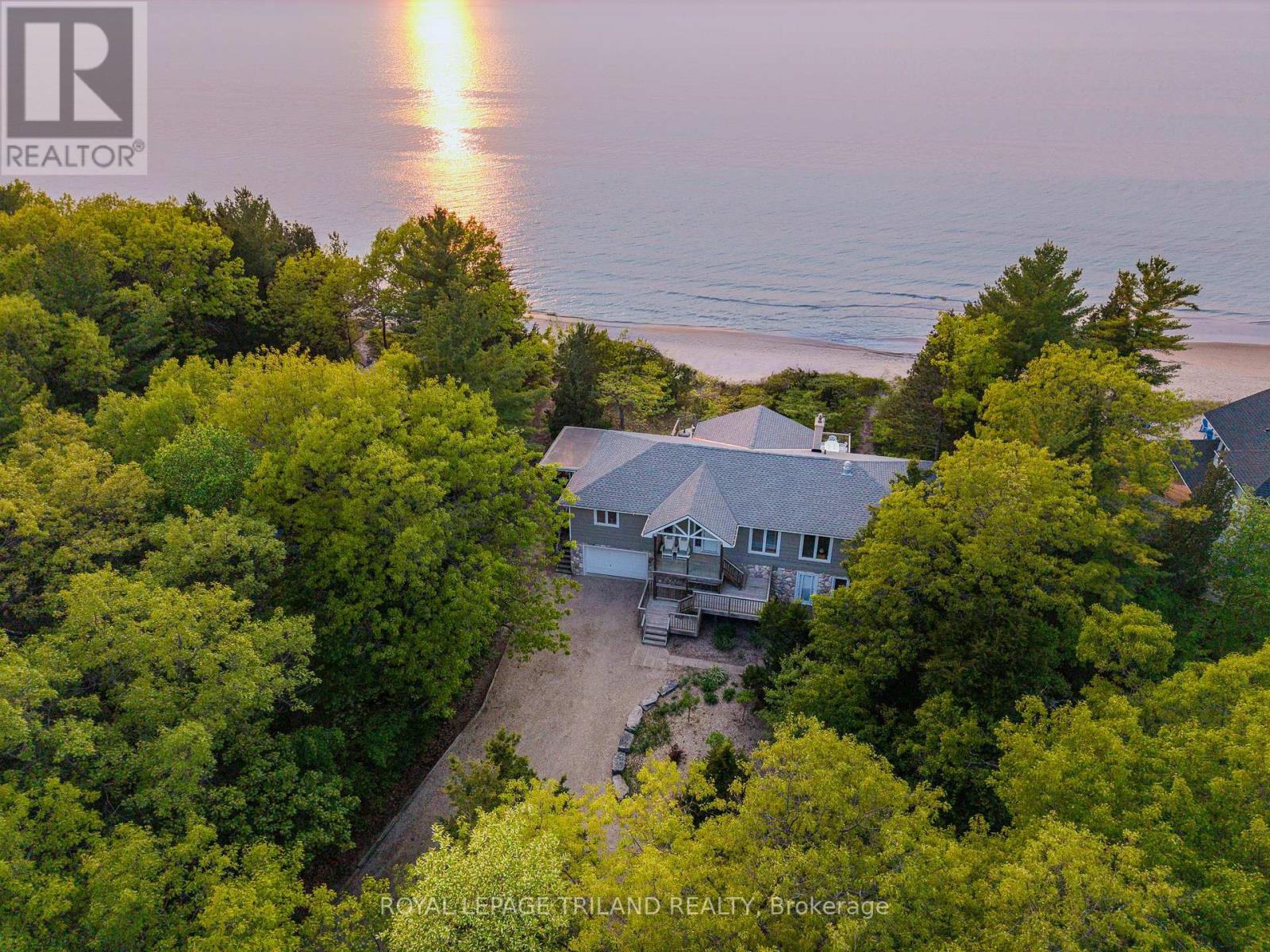 9856 Huron Place, Lambton Shores, Ontario  N0M 1T0 - Photo 43 - X12265405