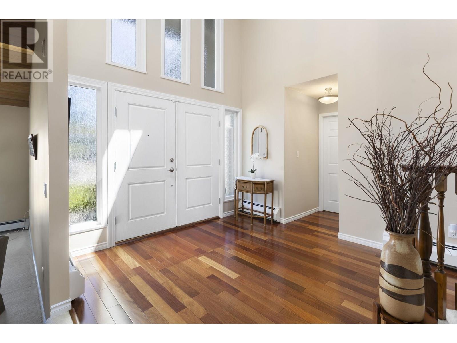 Property at 6330 LOCHDALE STREET image 3