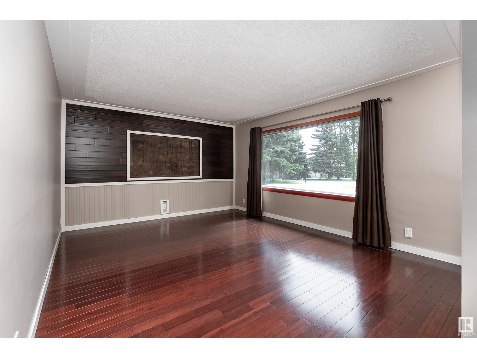 Property at 9712 209 ST NW image 3