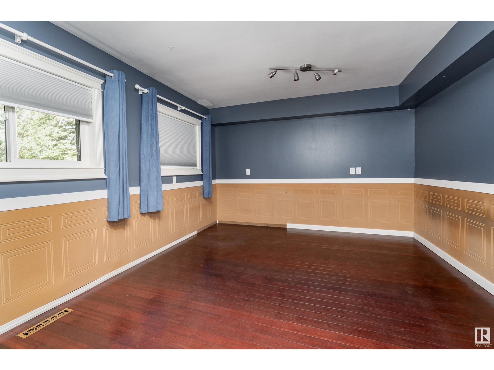 Property at 9712 209 ST NW image 5
