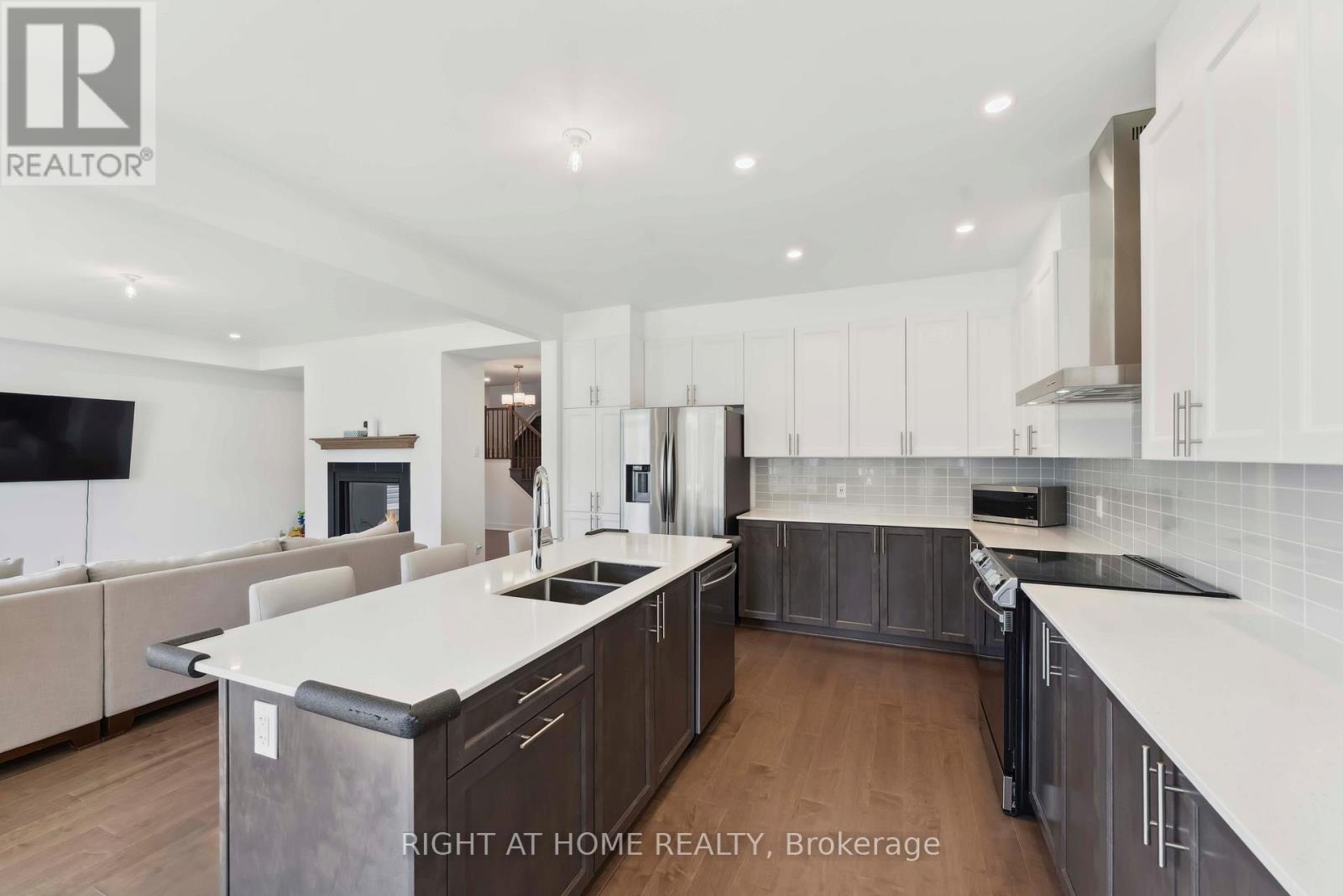 Property at 848 BECKTON HEIGHTS S image 2