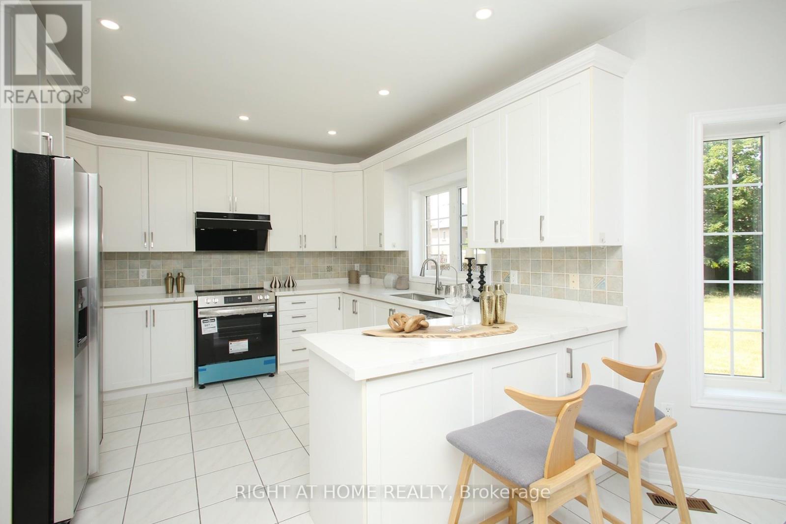 6 Pembrooke Road, Markham, Ontario  L6C 2L2 - Photo 7 - N12289938