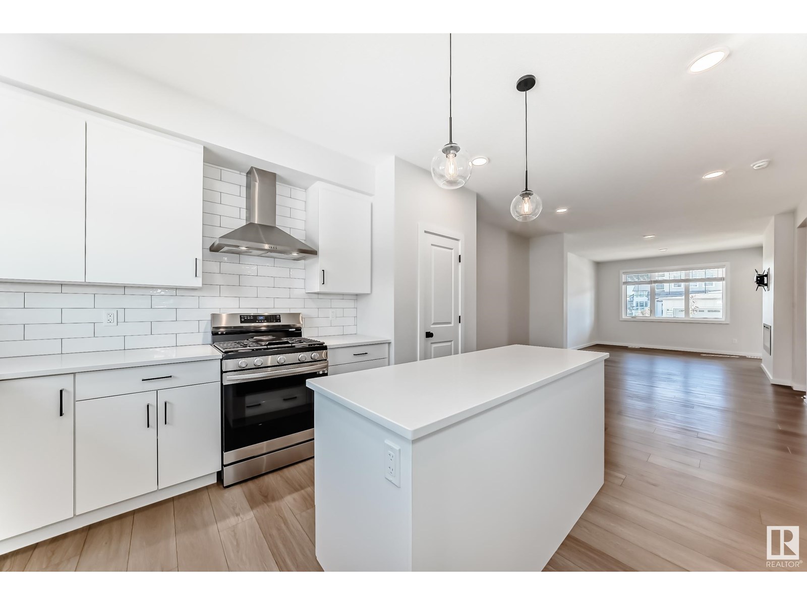 Property at 7018 54 AV image 2