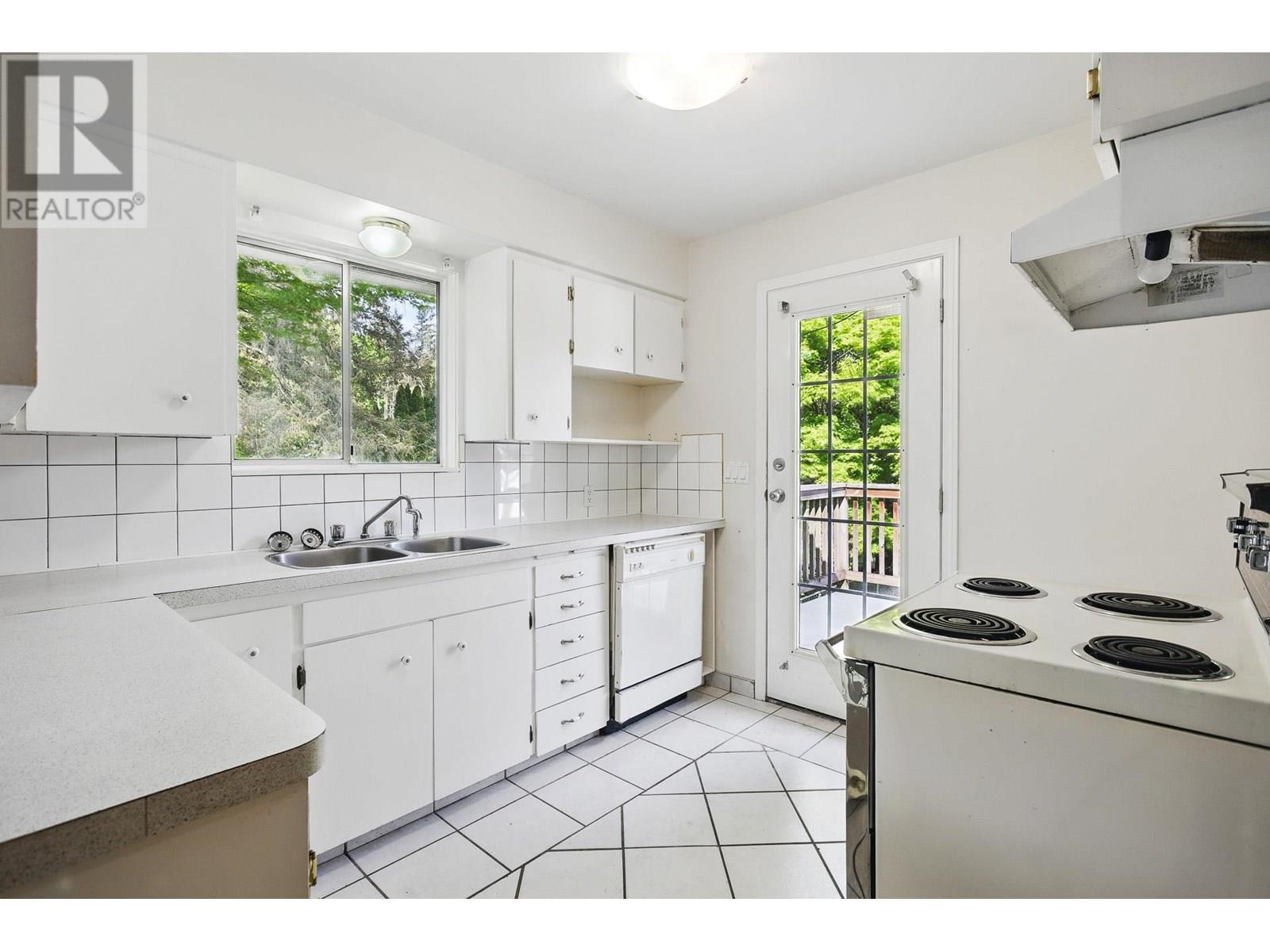 3654 Flint Street, Port Coquitlam, British Columbia  V3B 4J8 - Photo 8 - R3003145
