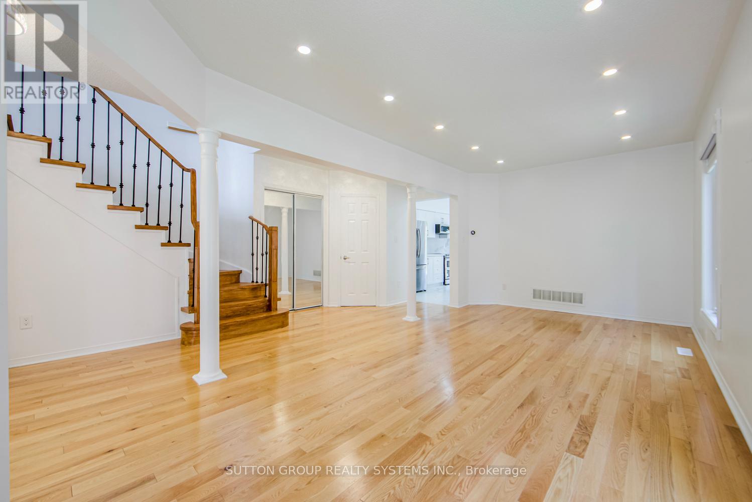 2029 Westmount Drive, Oakville, Ontario  L6M 3P9 - Photo 9 - W12287445