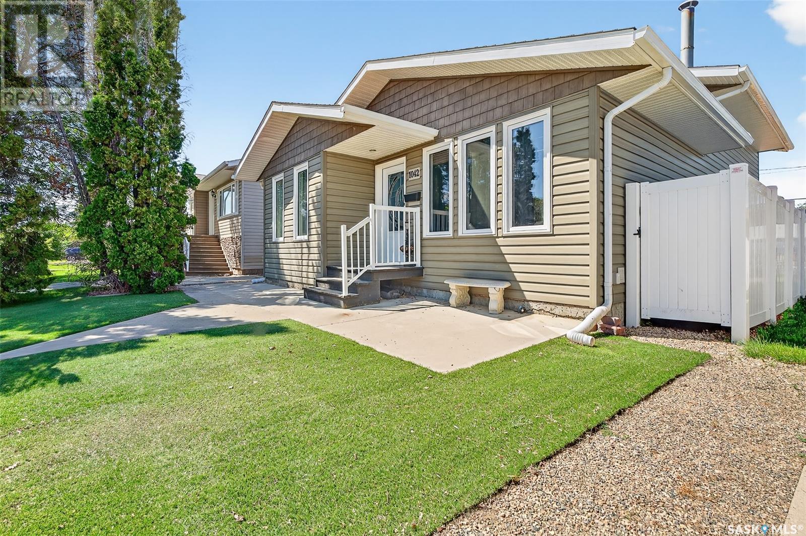 Property at 1042 Montgomery STREET W image 1
