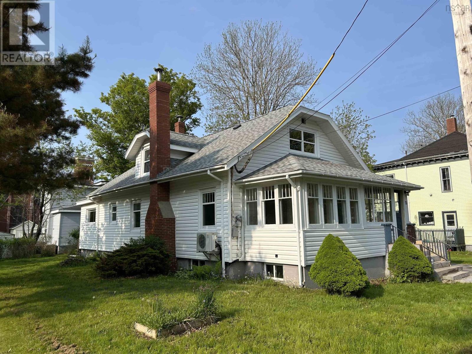 25 Cumberland Street, Yarmouth, Nova Scotia  B5A 1C9 - Photo 1 - 202513617