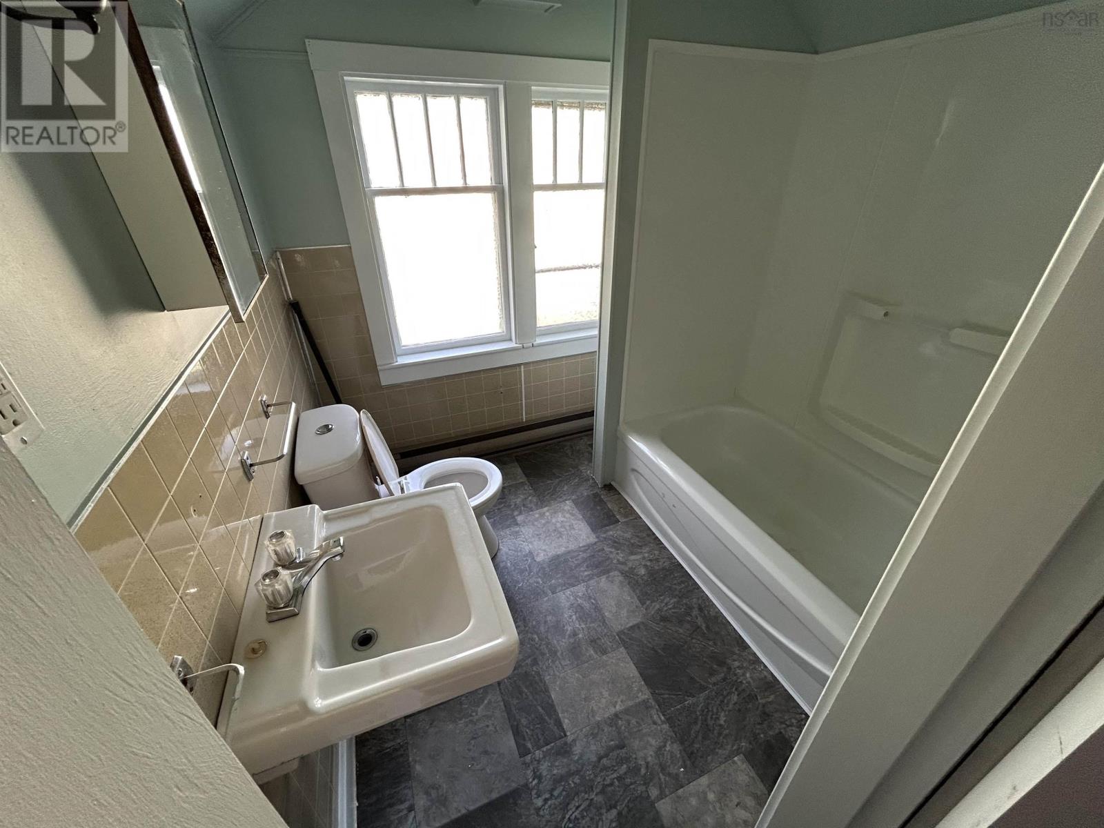 25 Cumberland Street, Yarmouth, Nova Scotia  B5A 1C9 - Photo 31 - 202513617