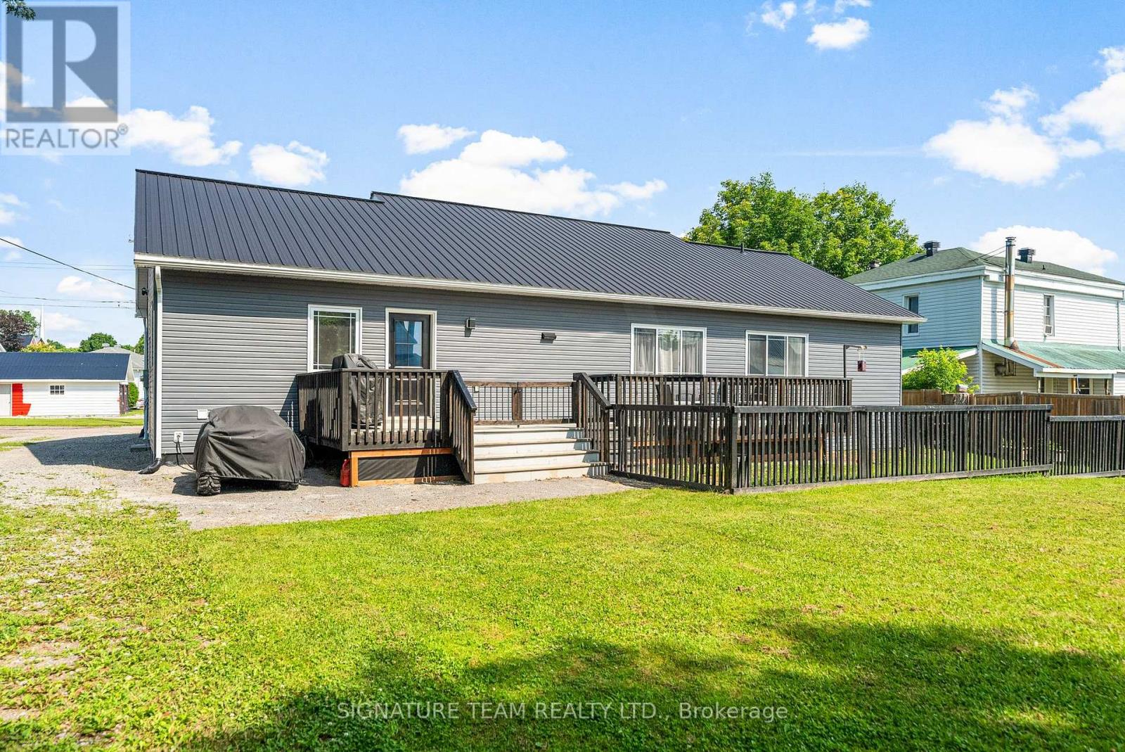17 Meadow Street, Whitewater Region, Ontario  K0J 1K0 - Photo 43 - X12290211