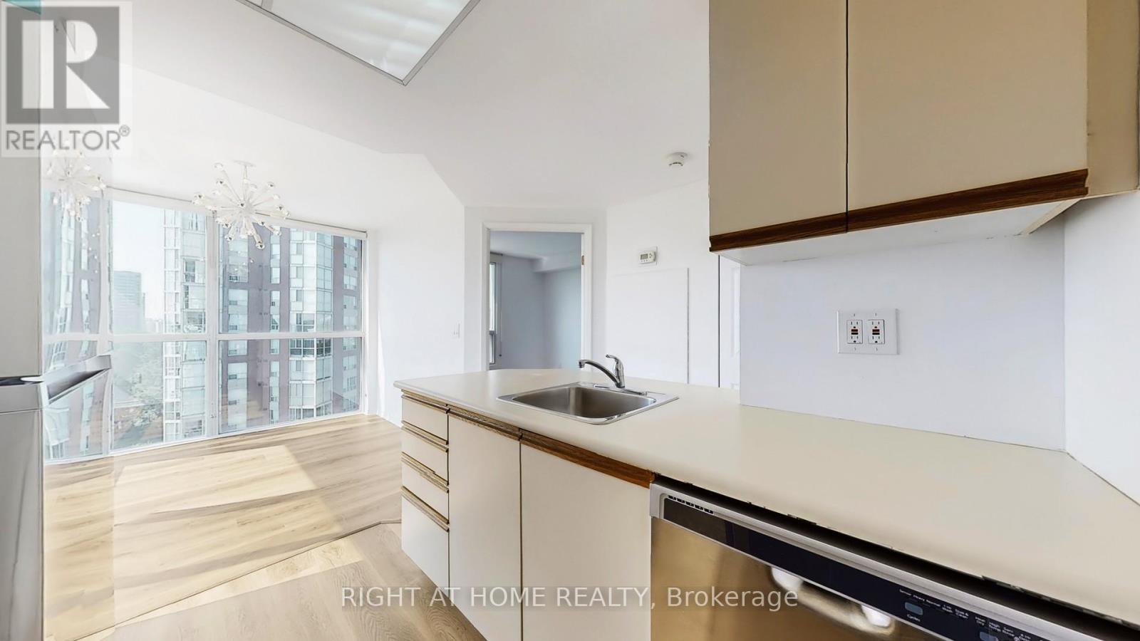 904 - 7 Concorde Place, Toronto, Ontario  M3C 3N4 - Photo 14 - C12290191