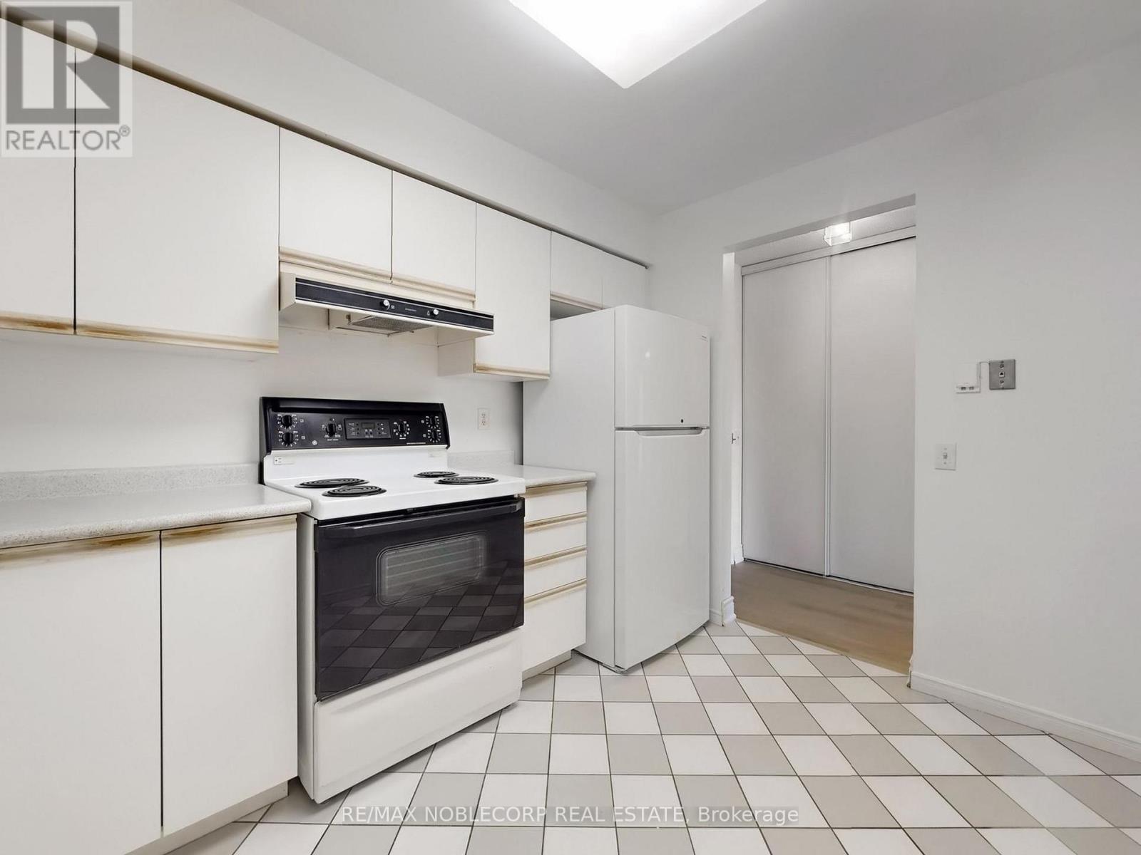 312 - 91 Townsgate Drive, Vaughan, Ontario  L4J 8E8 - Photo 17 - N12290257