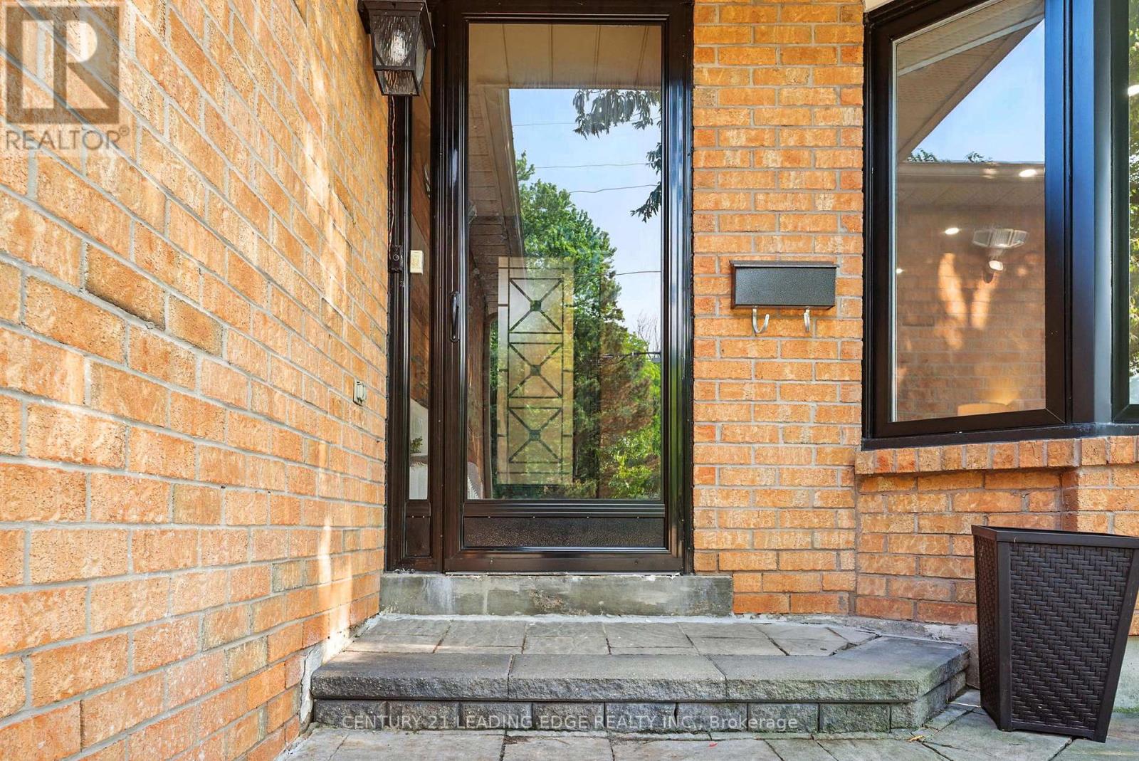 Property at 573 SHEPPARD AVENUE image 3
