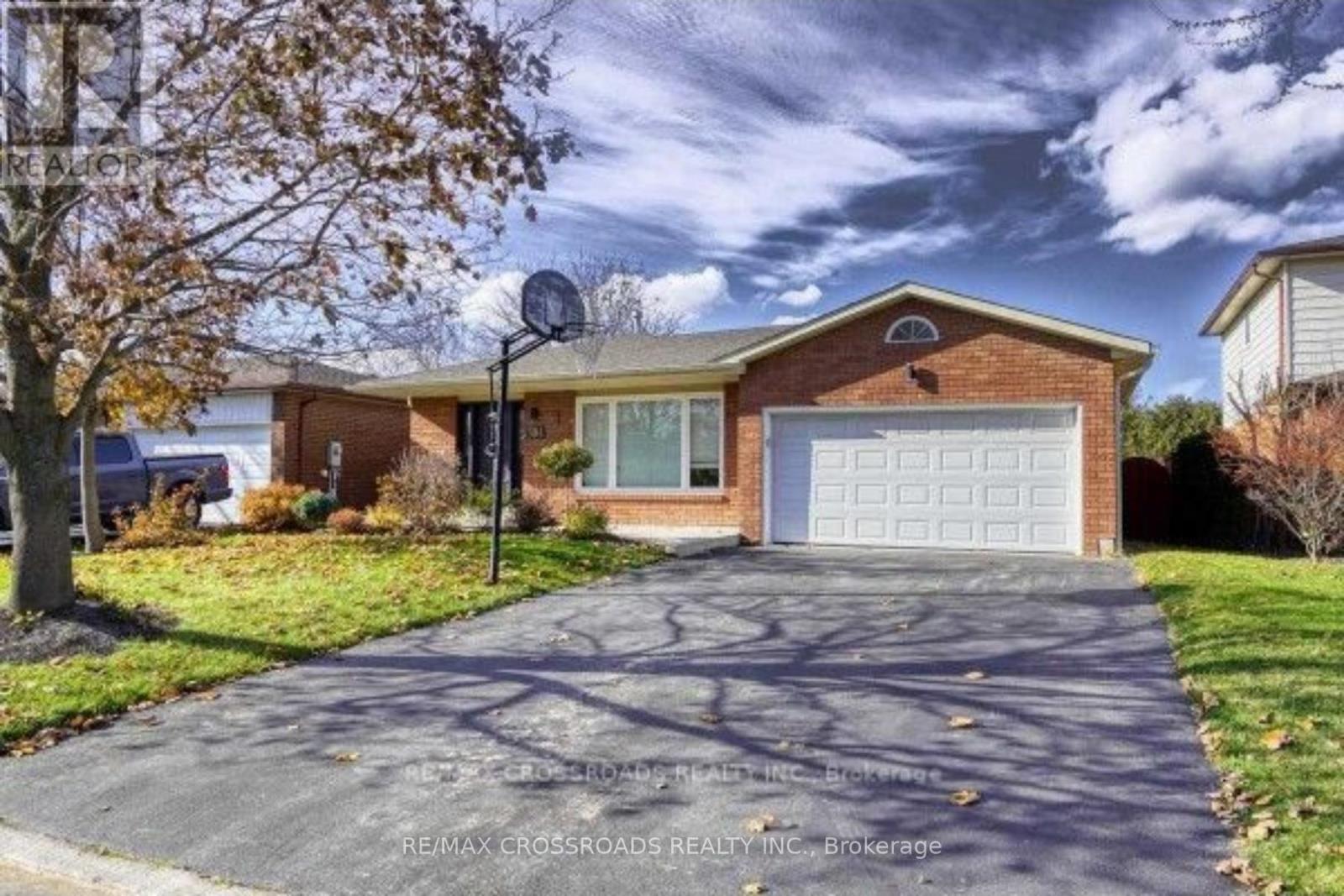 304 Orsi Avenue, Bradford West Gwillimbury, Ontario  L3Z 1B7 - Photo 2 - N12290382