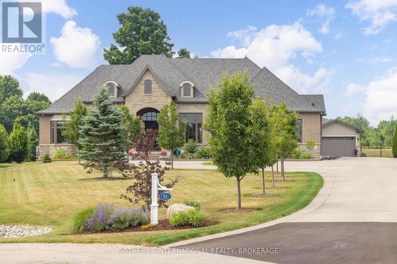 51 TEWS LANE, Hamilton, Ontario
