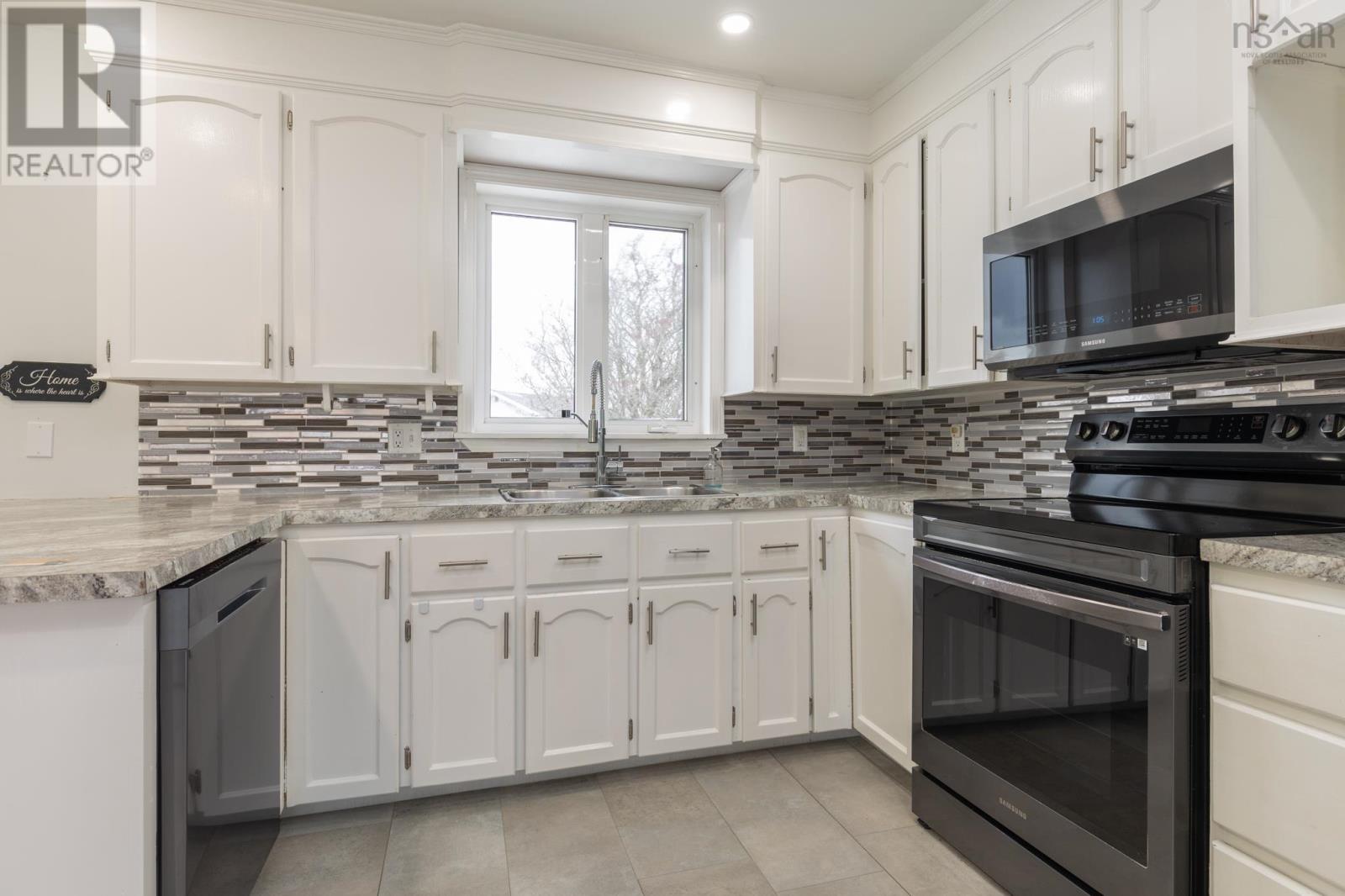 486 Brunswick Street, Yarmouth, Nova Scotia  B5A 4S1 - Photo 5 - 202517922