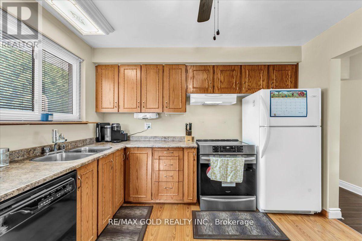 53 Dorchester Drive, Brampton, Ontario  L6T 3E2 - Photo 22 - W12290492