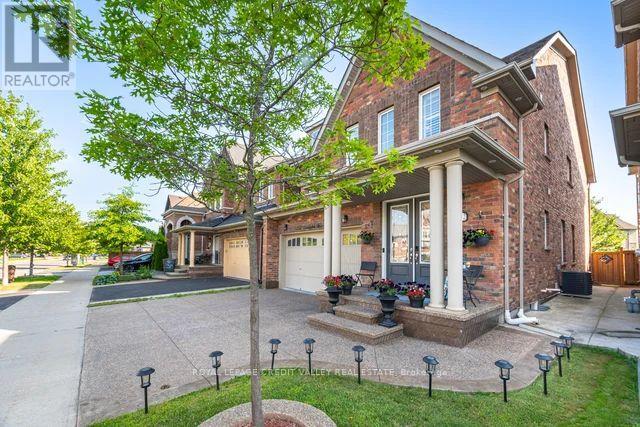 252 Bonnieglen Farm Boulevard, Caledon, Ontario  L7C 3Y4 - Photo 4 - W12290601