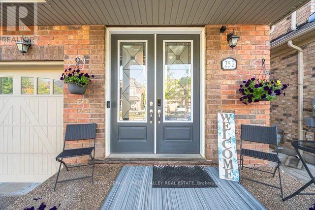 252 Bonnieglen Farm Boulevard, Caledon, Ontario  L7C 3Y4 - Photo 5 - W12290601