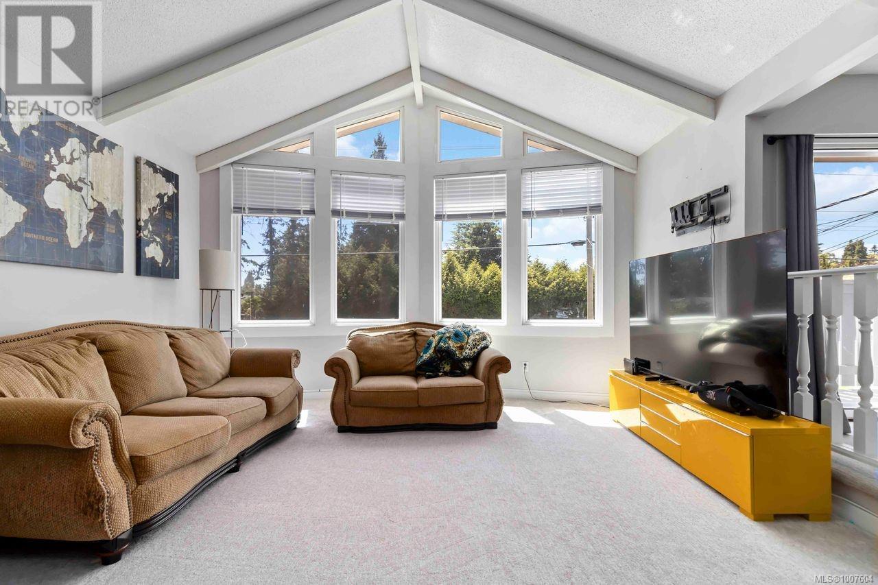 Property at 740 Mann Ave image 5