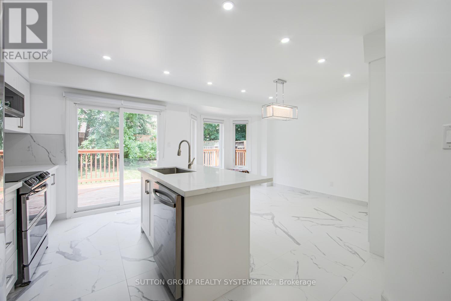 2029 Westmount Drive, Oakville, Ontario  L6M 3P9 - Photo 12 - W12287445