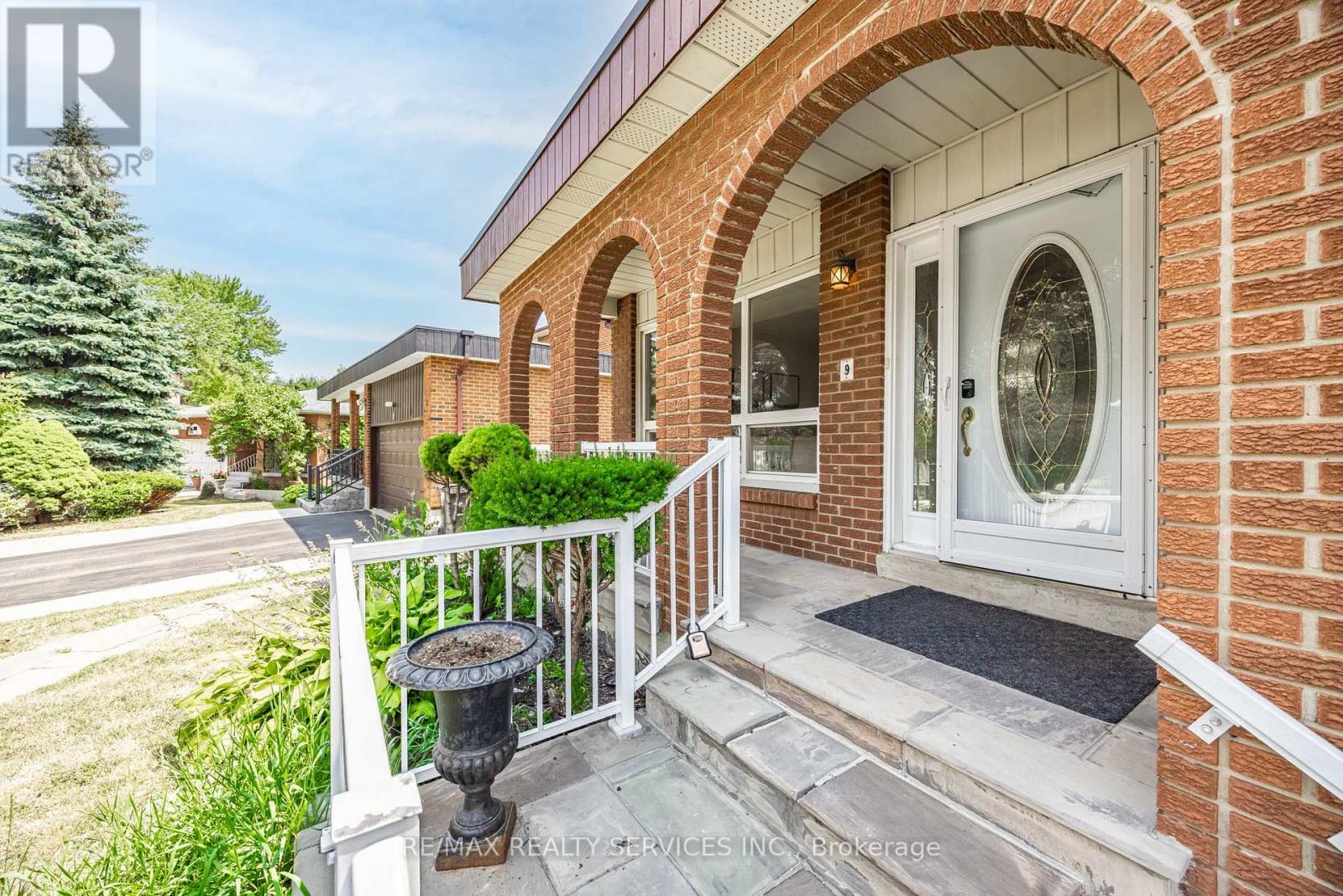 Property at 9 GARVIEW COURT image 2