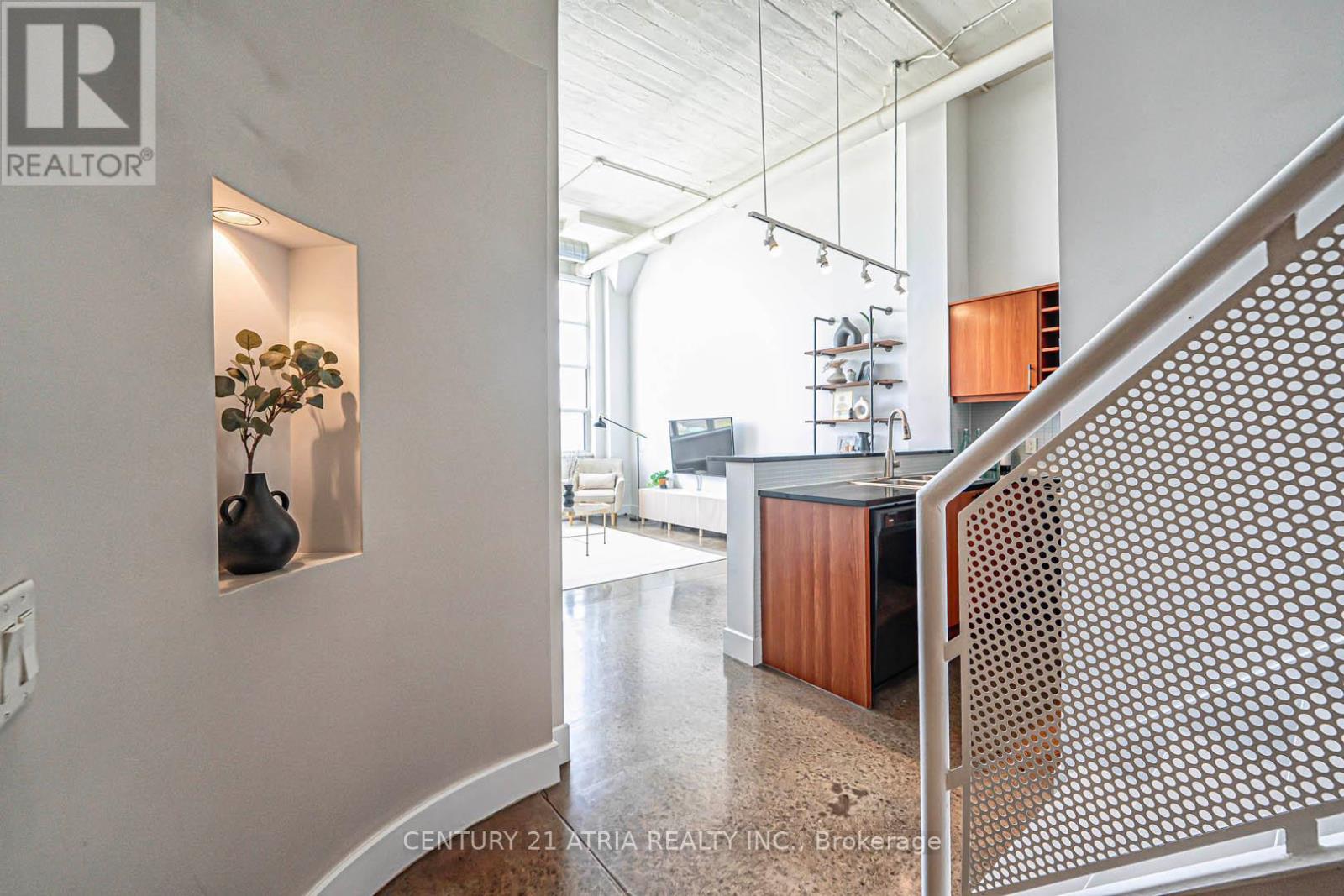 318 - 1001 Roselawn Avenue, Toronto (Briar Hill-Belgravia), Ontario  M6B 4M4 - Photo 8 - W12290727